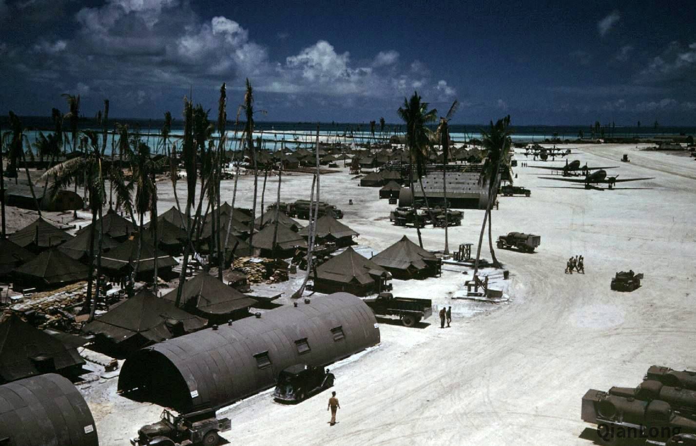 01.在塔拉瓦环礁上的美军基地和机场，停放了不少的C-47运输机和4发轰炸机。