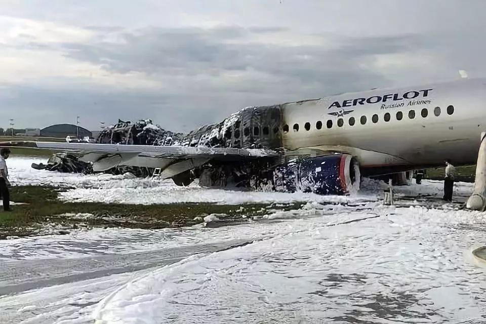 俄航客机拖着烈焰迫降41人遇难 乘客没等停稳就