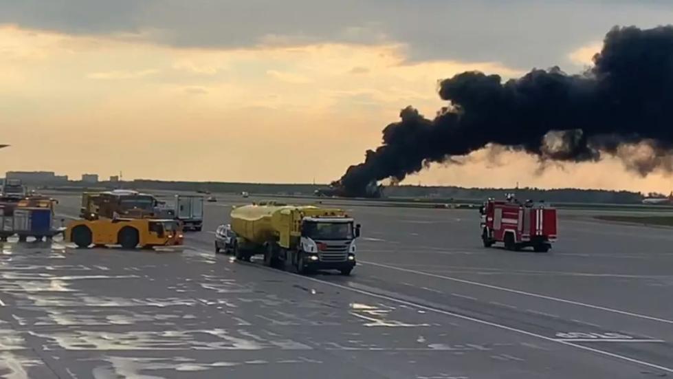 俄航客机拖着烈焰迫降41人遇难 乘客没等停稳就