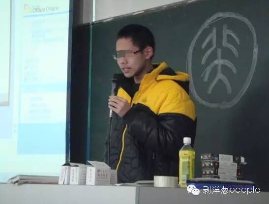 吴谢宇在分享北大自主招生考试和高考复习的经验。