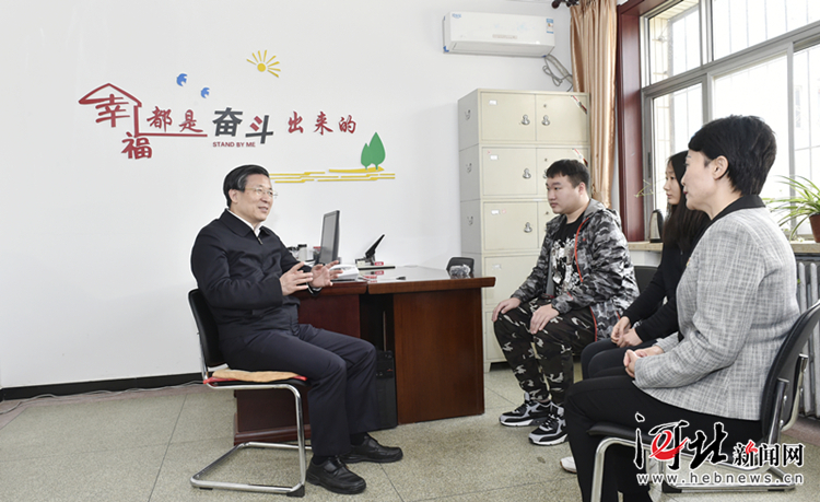 4月30日，省委书记、省人大常委会主任王东峰利用“五一”假期时间到秦皇岛市调研检查。