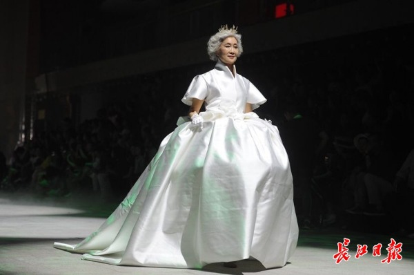 这群高龄时尚娘子军就是这么有仙气……
