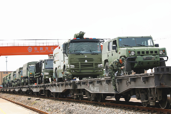武警某部开展铁路装载训练提升投送能力