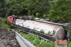 惠州一货车追尾槽罐车危险化学品泄露