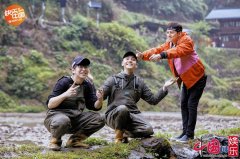 《向往的生活》陈伟霆“拎起”何炅引