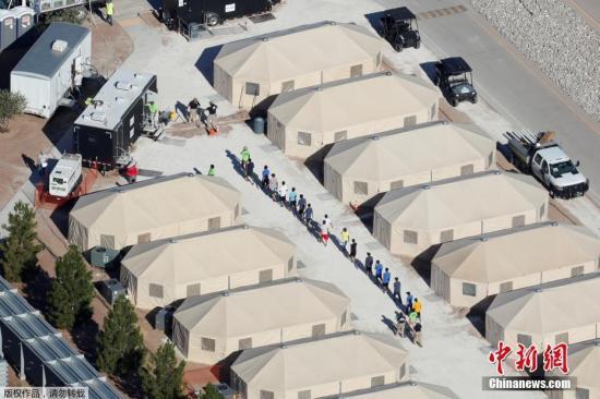 美德州边境羁押所人满为患 政府出动飞机转移移