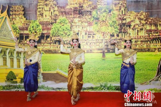 老挝艺术家现场表演。　主办方提供 摄