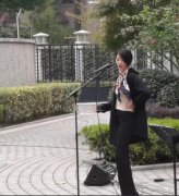 李亚鹏女友街头唱歌曝近照 网友:还是