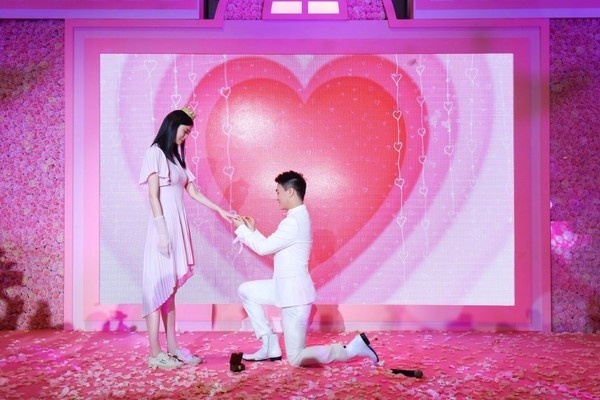何猷君奚梦瑶双双否认求婚彩排 逗趣回应审美质