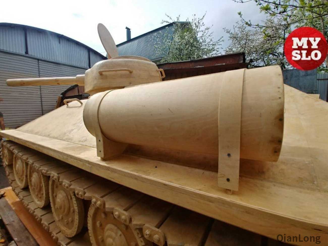 08.近距离看木质T-34坦克。