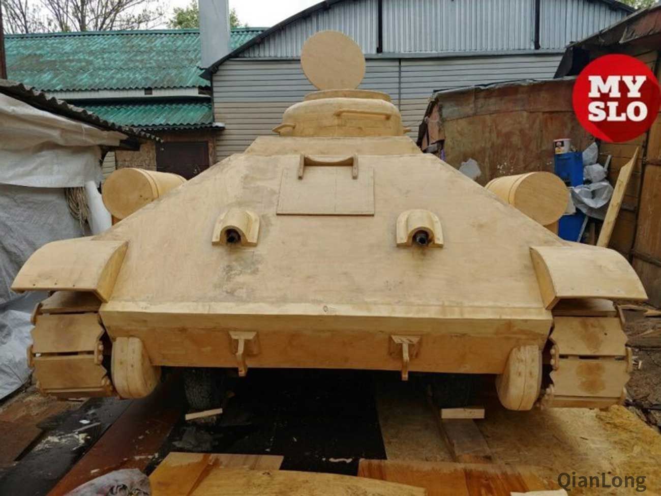 02.从后面看木匠自制的T-34坦克。