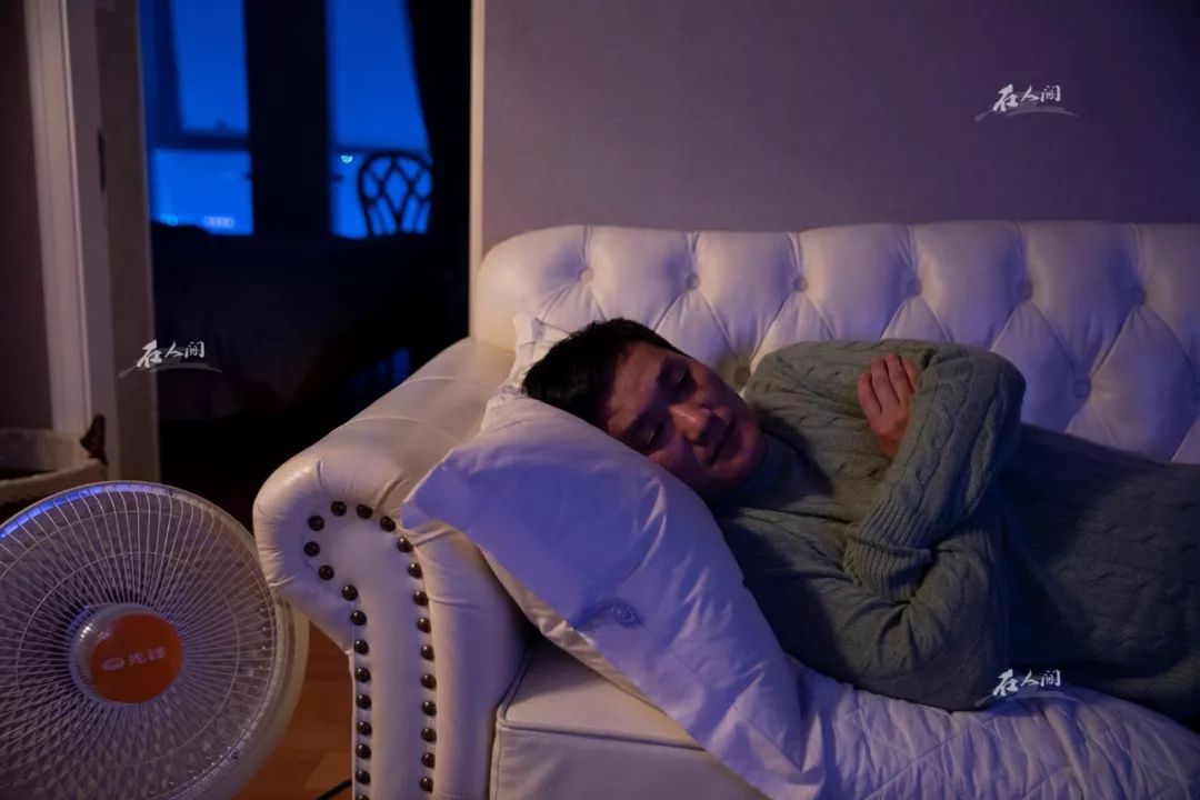 元元说：“王银达最近情绪稳定了不少，前段时间他太焦躁了，每天晚上不吃安眠药睡不着觉。现在他经常躺在沙发上看电视，看着看着就睡着了。”