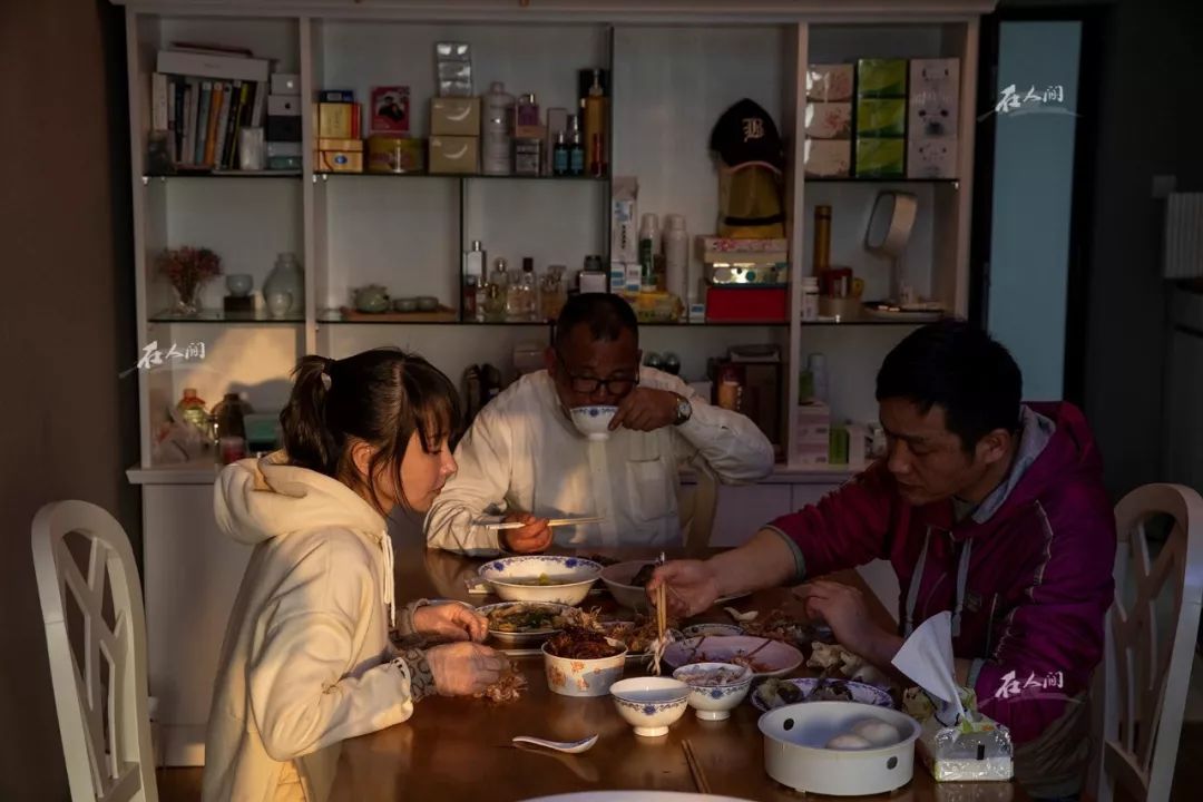 王银达邀请朋友来家里做客，亲自下厨做了一桌子菜