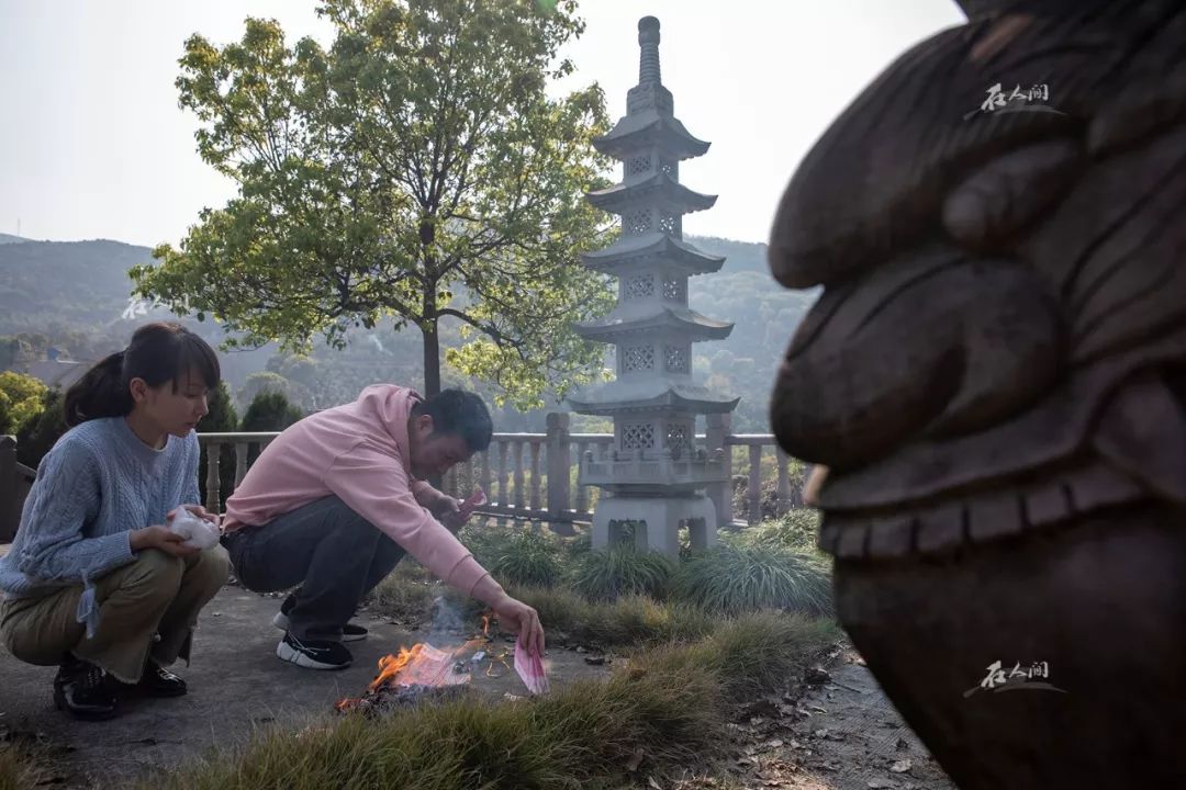 2019年清明节，王银达和现在的女朋友元元给父亲扫墓