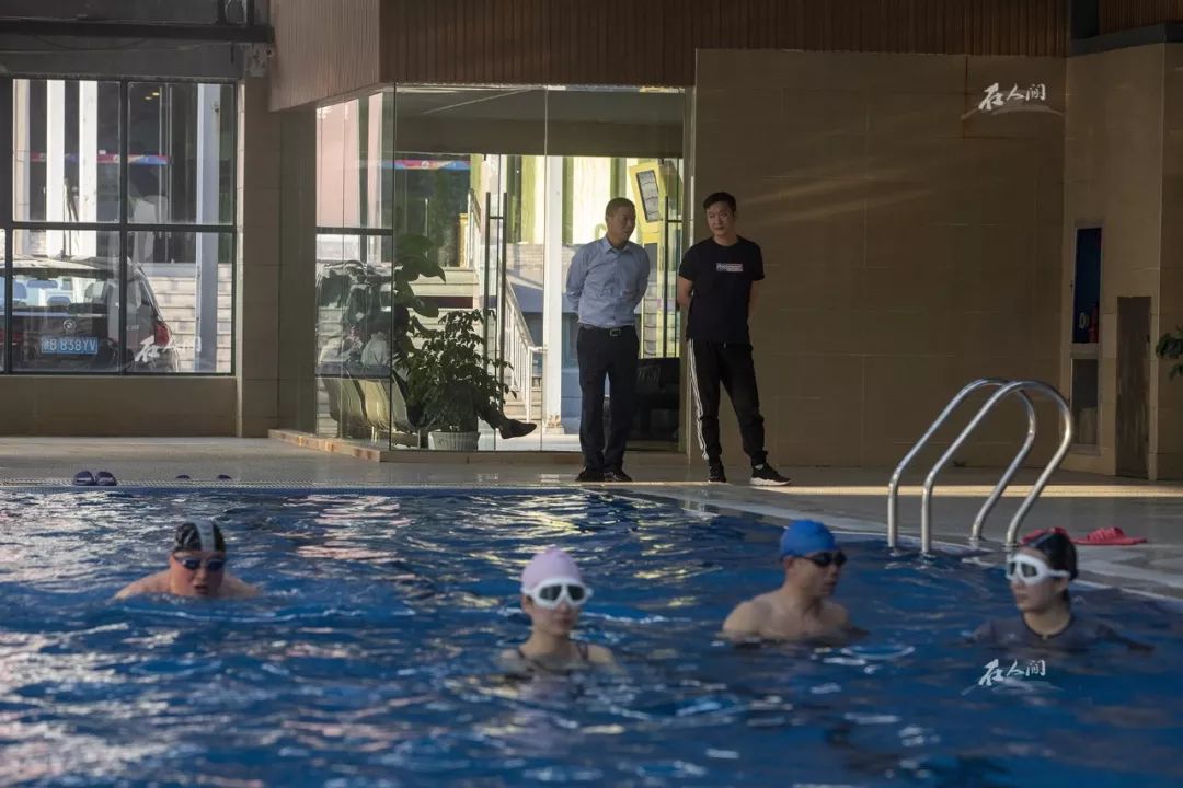 王银达去拜访自己的师父，师父带他参观一个游泳中心