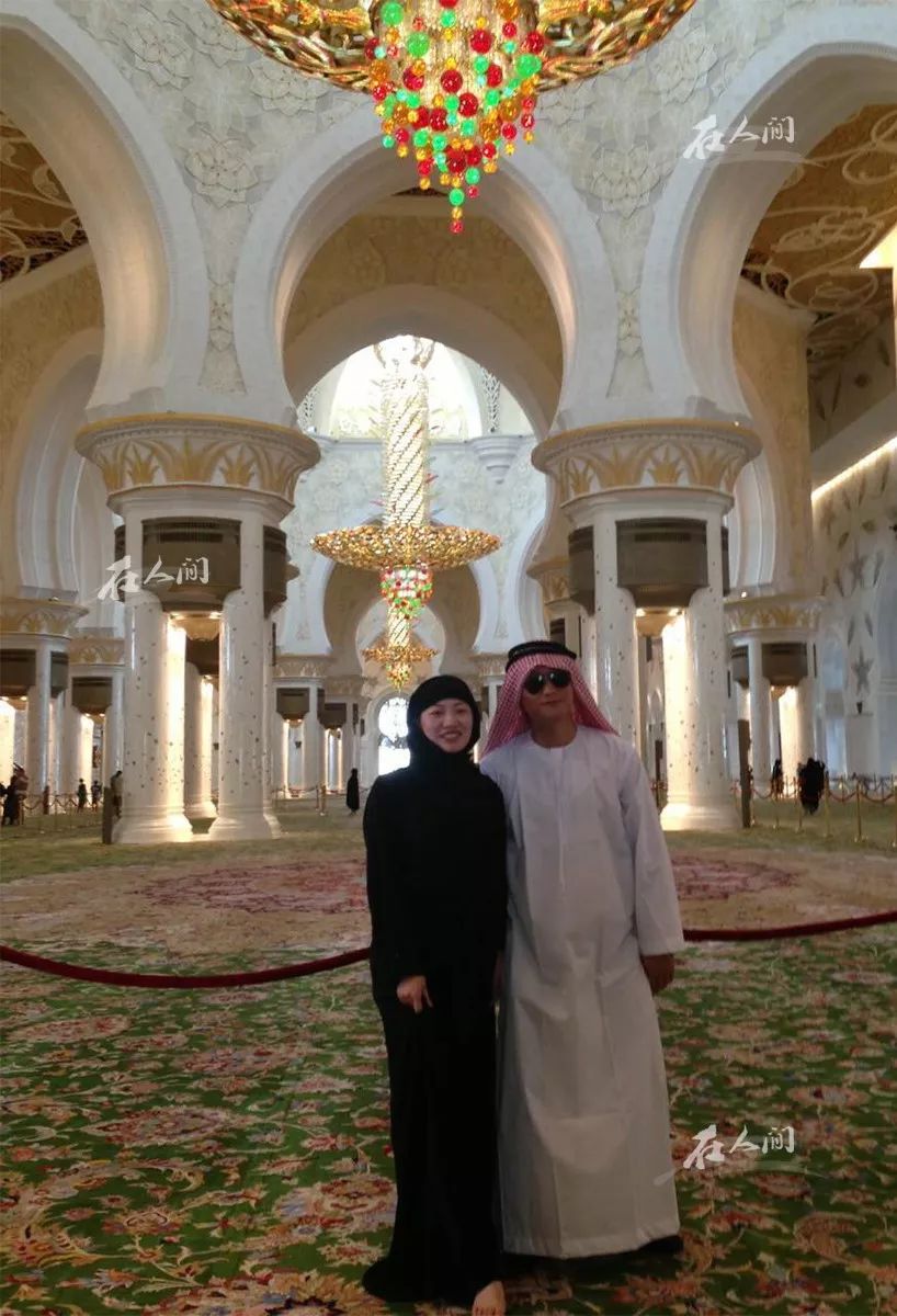 王银达（右）和友人在迪拜