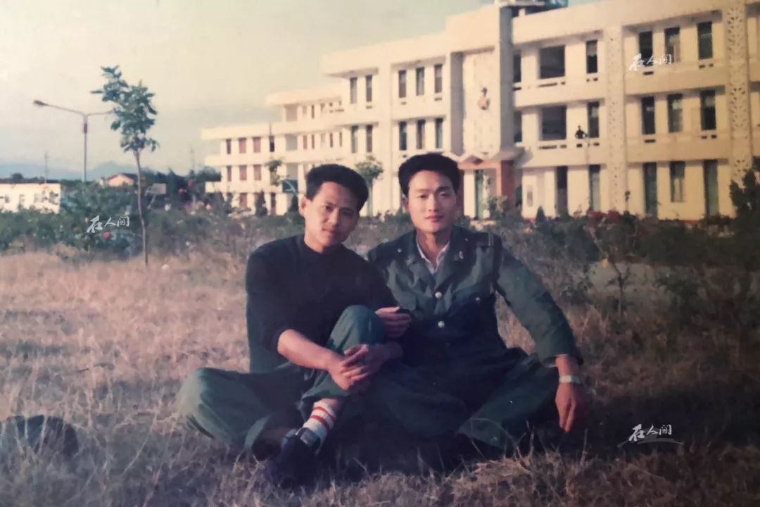 王银达（右）服役时与战友在一起的合影