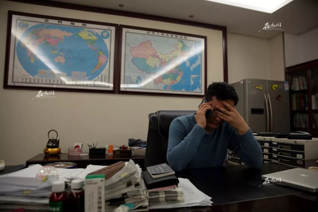 王银达在办公室，焦虑是他的常态
