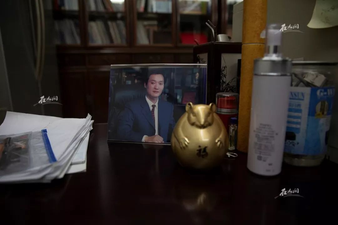 王银达办公室一角，放着他创业时期的照片