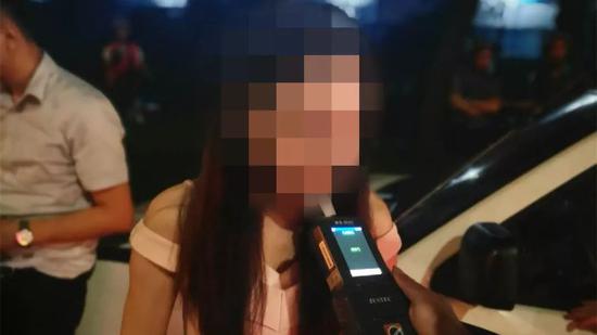 珠海一醉驾女子半夜与丈夫吵架 主动找交警抓她