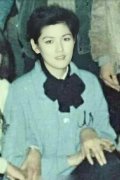 网曝吴亦凡妈妈年轻时旧照 五官精致的