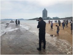来青岛游玩被困礁石 民警找来摩托艇救