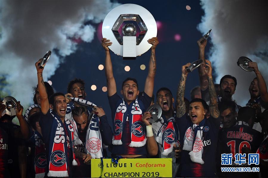 （体育）（1）足球——法甲：巴黎圣日耳曼队举行夺冠庆典