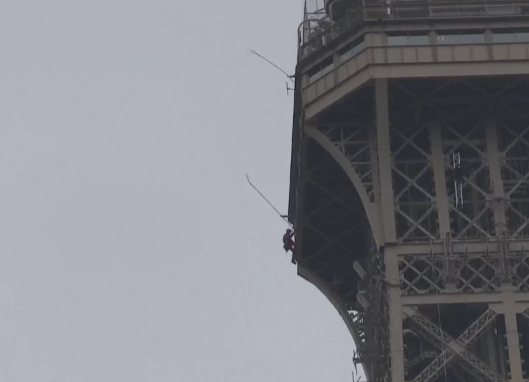 一男子爬到300多米高空，法国临时关闭埃菲尔铁