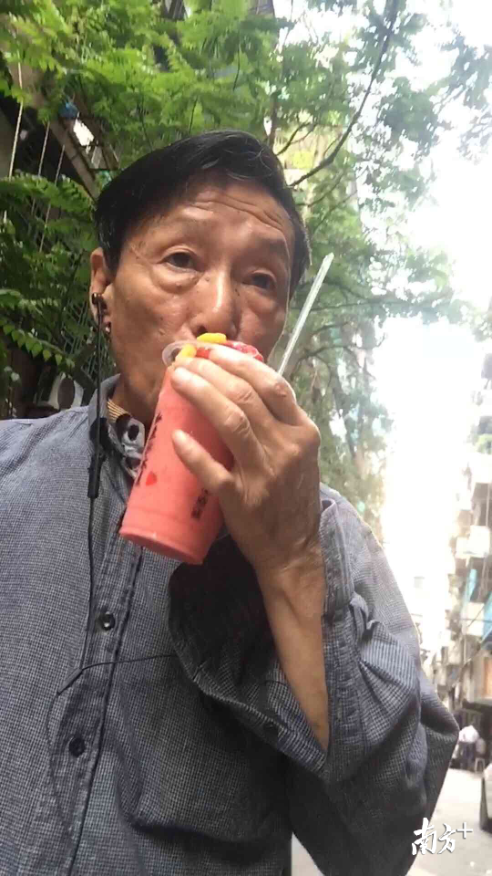 潮汕大爷拍Vlog尝年轻人的百种美食成网红，背后