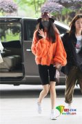 上捂下冻!杨幂一路挥手 穿健美中裤带