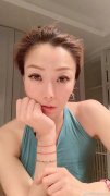 郑秀文深夜晒美照气色佳 皮肤白皙透亮