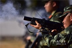 实拍武警官兵实弹射击,练兵场上硝烟