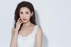 李若彤晒美照一袭长裙优雅女人味十足