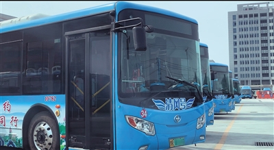 南阳市卧龙公交枢纽停放的数辆氢燃料公交车。 新京报记者 李阳 摄