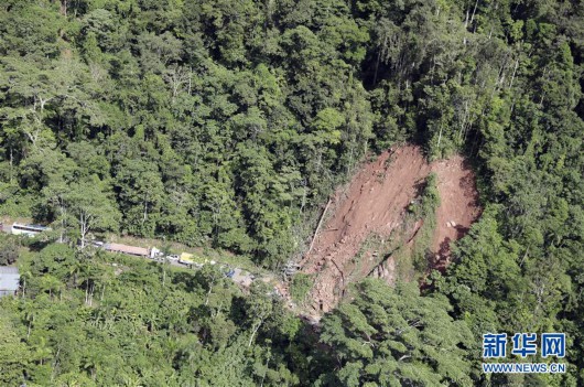 这是5月26日在秘鲁尤里马瓜斯航拍的一处由地震引起的滑坡现场。新华社发