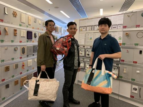 香港理工大学手袋设计比赛，获奖前三名分别是黄振杰（中），包干成（左）及柳贤泽（右）（图片来源：香港《大公报》记者 梁靖怡 摄）