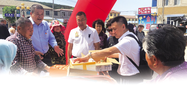 　　客人在购买新鲜的鸡鸭鹅蛋。