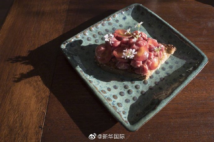 美国“宿舍大厨”续写美食传奇，10秒座位就被预