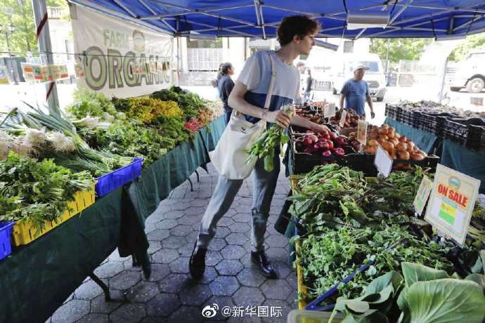 美国“宿舍大厨”续写美食传奇，10秒座位就被预