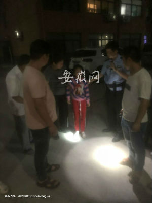 女童失踪急坏家人 民警紧急搜寻从深坑中将其救出