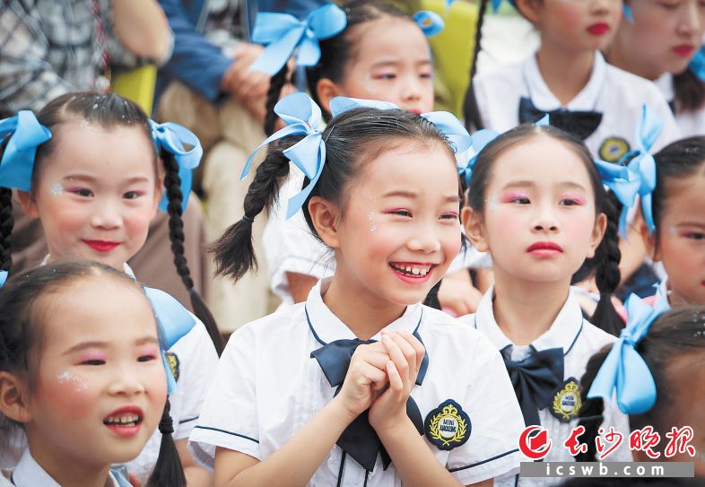 开福区清水塘江湾小学，孩子们参加庆“六一”活动。长沙晚报全媒体记者 邹麟 摄
