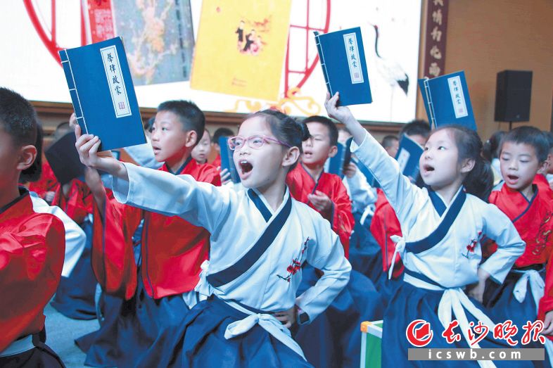 ↑昨日，雨花区枫树山南屏锦源小学举办校园开放日活动，让优秀文化的精髓帮助孩子们启迪心智、陶冶情操。长沙晚报全媒体记者 贺文兵 通讯员 向丽 摄影报道