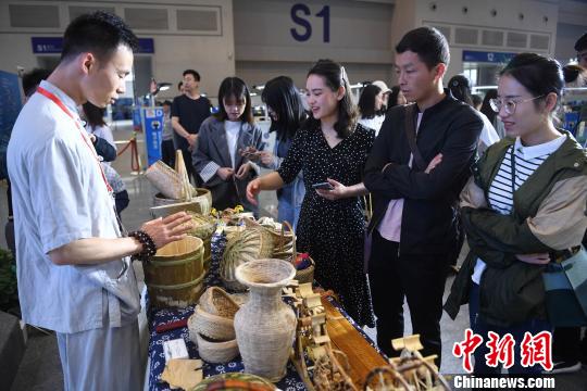 图为手工制品吸引不少嘉宾参观。　陈超 摄