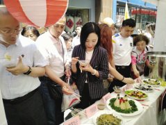 中外友人欢聚“槐花社区”共享槐花宴