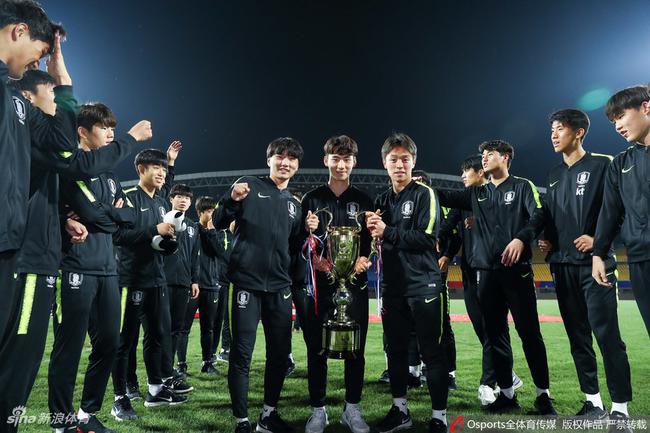 韩国队举起奖杯