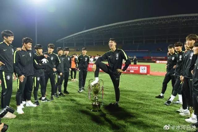 韩国球员脚踩熊猫杯庆祝，韩主帅道歉：我们伤