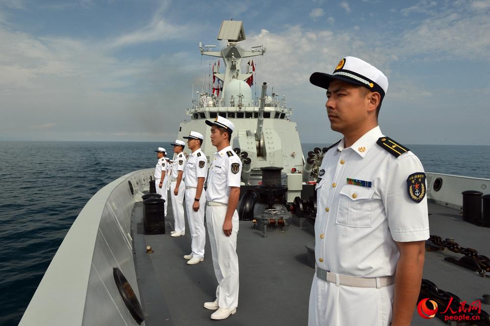 芜湖舰官兵在甲板分区列队准备接受检阅。张海龙摄