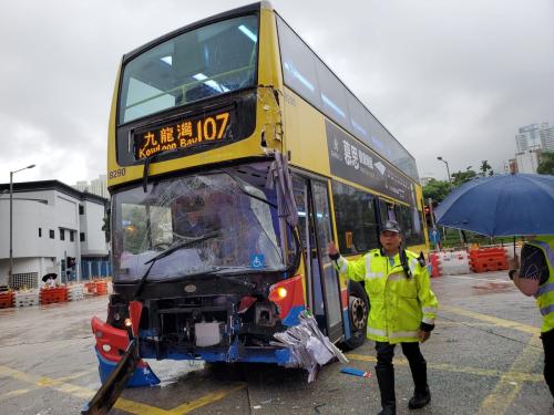 香港发生公交与旅游巴士相撞事故 目前致19人受