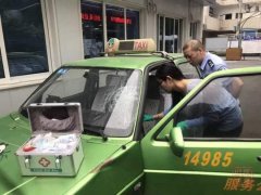 男子无证驾驶套牌出租撞人逃逸 弃车荒