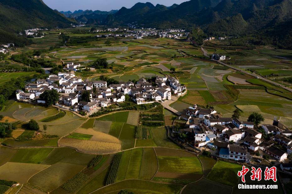 贵州万峰林农田纵横似天然调色板